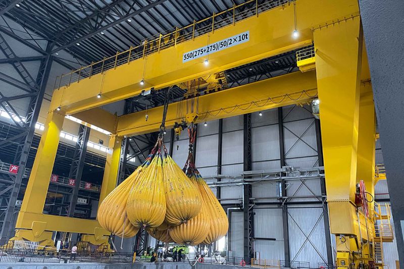 再添重器!衛(wèi)華550噸新中式門式起重機(jī)圓 滿完成重載試驗(yàn)!