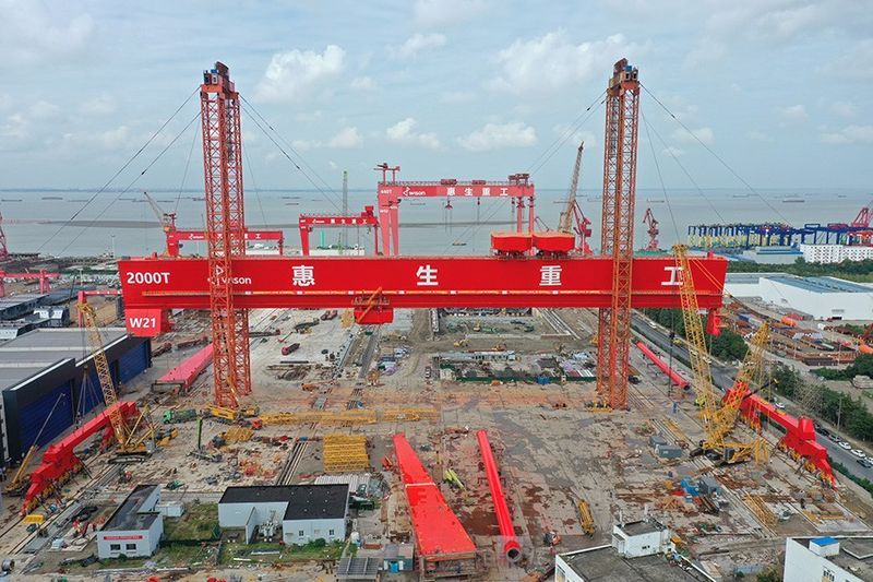 又一個2000t門機!衛(wèi)華共同參與制造的國內(nèi)**大噸位造船門式起重機完成提升!
